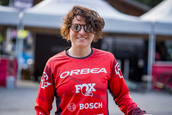 Die 31-jährige Chilenin ist erst seit 2022 Bike-Profi. Gleich in ihrem ersten Jahr gewann sie die EWS-E, und das als Neu-Einsteigerin auf dem E-Mountainbike. 2023 gewann sie im Premieren-Jahr der Worldcup-Disziplin EDR-E die Gesamtwertung.