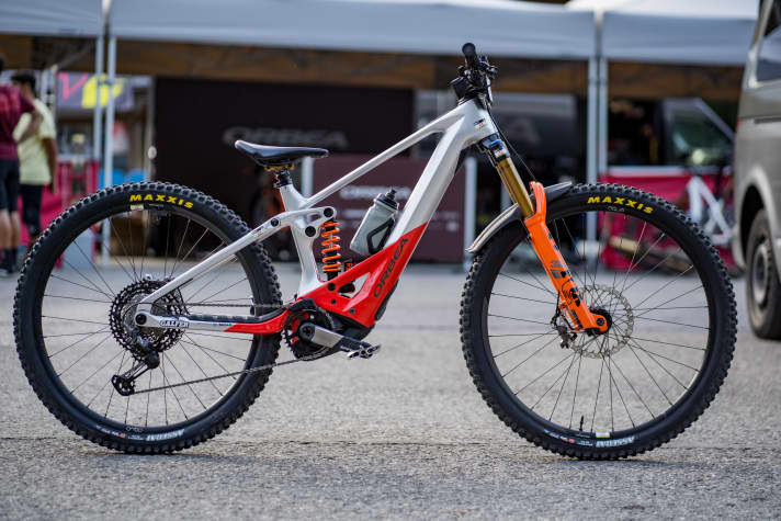 Gegenüber dem 20,9 Kilo leichten Serienbike ist Flo Espiñeiras Orbea Wild mit 24,5 Kilo deutlich schwerer. Das Bike ist voll auf Abfahrts-Performance und Pannensicherheit getrimmt - mit Downhill-Reifen plus Inserts.