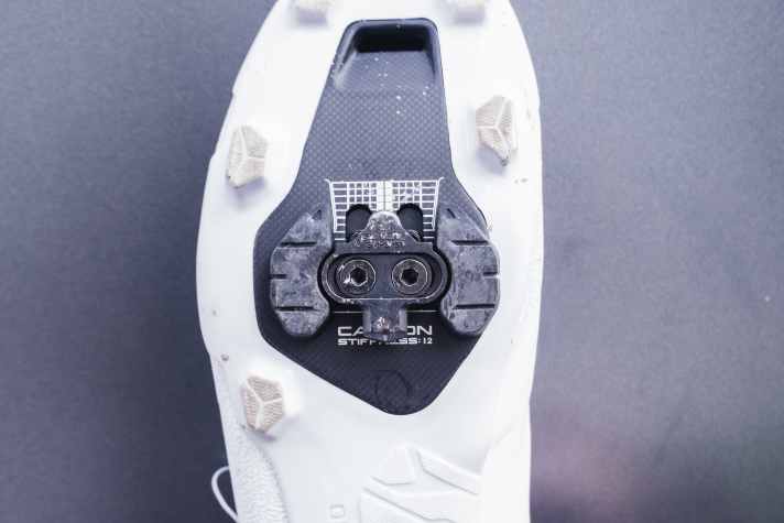 Les deux bosses en TPU se déplacent en même temps que le taquet et augmentent la surface de contact avec la pédale.