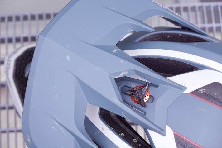 User-friendly: The height of the visor can be adjusted manually and steplessly using the wheel.