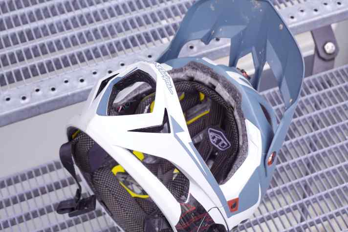 BeTrailfreundlicher Komfort: Auch bei langen Uphills behält man durch den gut belüfteten Kinnbügel einen kühlen Kopf.