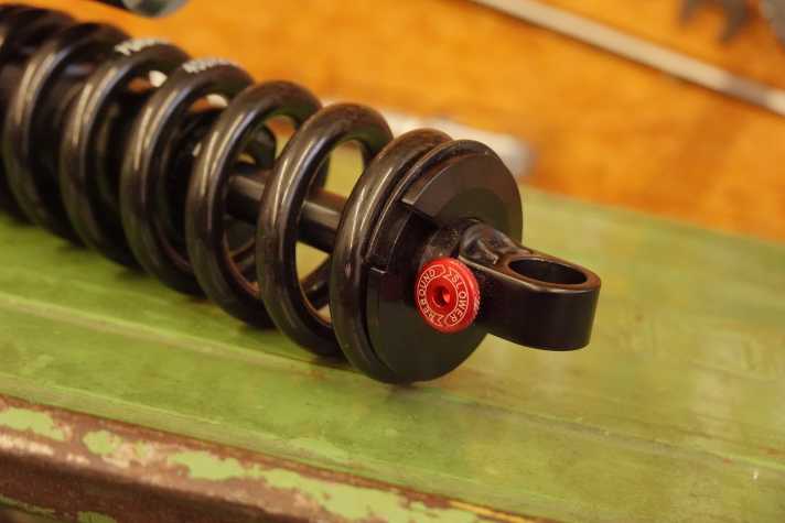 Überschaubare Einstellmöglichkeiten: 15 Klicks Zugstufendämpfung,...