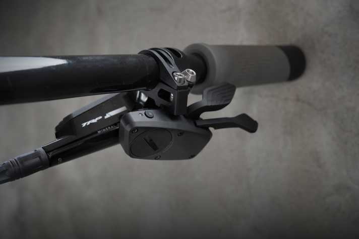 The gear lever works wirelessly and is based on the ergonomics of a mechanical gear lever. A function button can be used to switch between manual and automatic mode. The power comes from a button cell.
