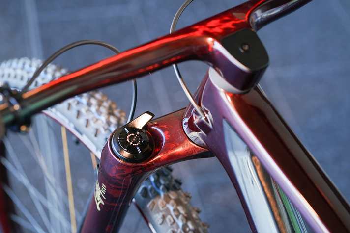 Using a special glazing technique, most of the carbon parts were finished in a glossy red - including the Lefty Ocho suspension fork with 120 millimetres of travel.