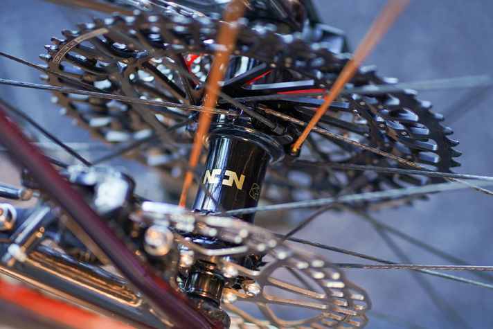 NonPlus-Naben mit PiRope-Textilspeichen sind in freier Wildbahn ein seltener Anblick. Sie zieren die Laufräder des Bike Ahead The One Custom-Bikes.