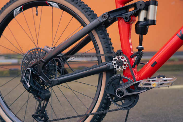 For a perfect wheel lift curve, Kavenz combines high-pivot technology with a four-link rear triangle.