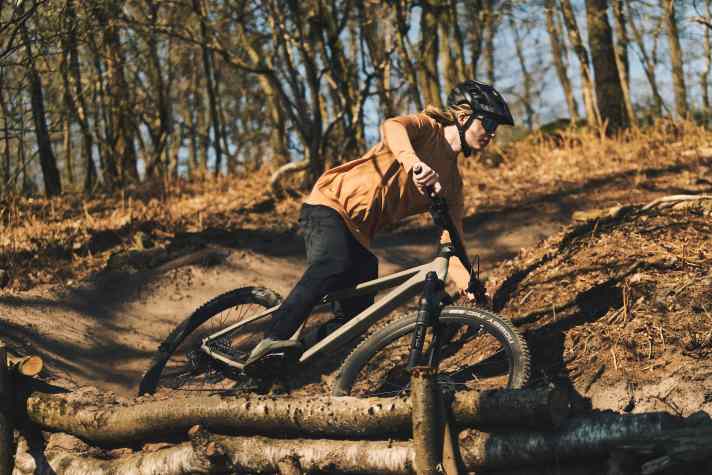 With 120 millimetres of suspension travel and a retractable seatpost on the more expensive model, the Rose hardtail is perfect for gaining initial experience on easy trails.