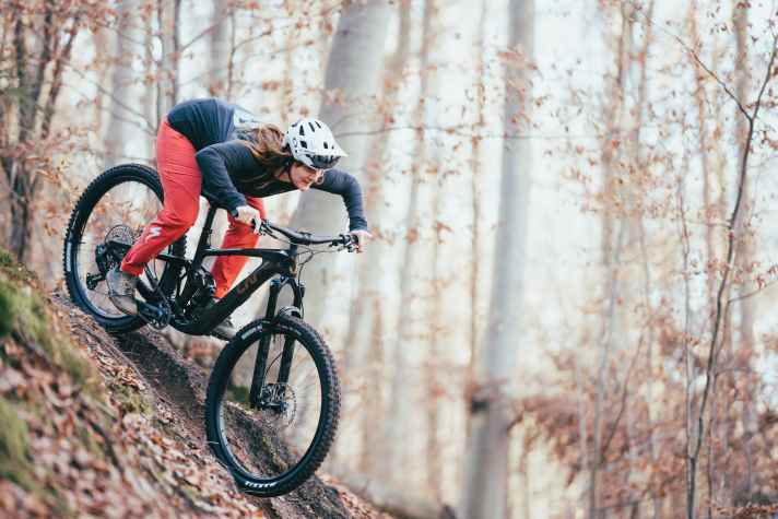 Never ridden a women's specific bike - until now. The Liv fits like a glove: Top frame, harmonious grips, dream saddle. And thanks to the carbon wheels, it's easy to ride uphill and playfully through the terrain.