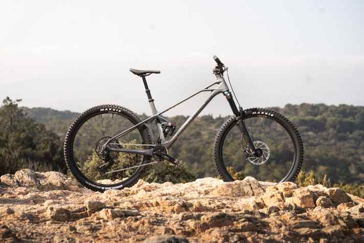 The Mondraker clearly has its strengths downhill. The successful geometry and well thought-out add-on parts such as tyres and cockpit make it possible. The suspension is also first class. Coupled with decent climbing characteristics
and many points in the equipment rating, it is enough to win the test despite the tough propulsion.