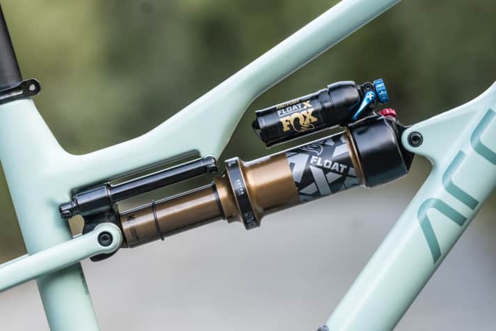 The platform is switched on via the blue lever at the top of the damper to prevent the suspension from bobbing.