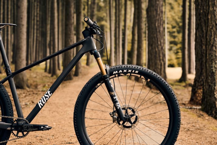 With 120 millimetres of travel and a progressive geometry concept, the Rose PDQ aims to be a fun XC hardtail.