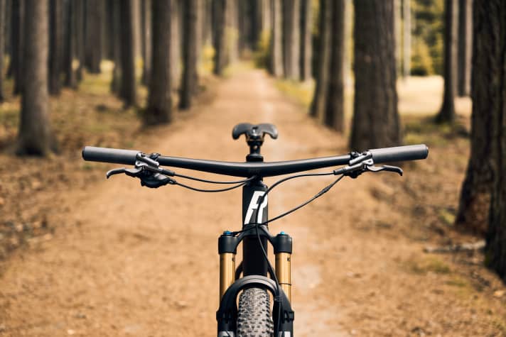 Rose has given the PDQ cross-country hardtail a very slack steering angle. The new carbon cockpit unit measures 765 millimetres wide.