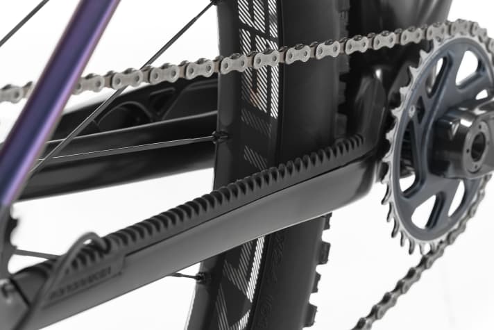 Ein Kettenstrebenschutz mit Lamellen soll die Geräuschkulisse des Mondraker Chrono Carbon DC gering halten.