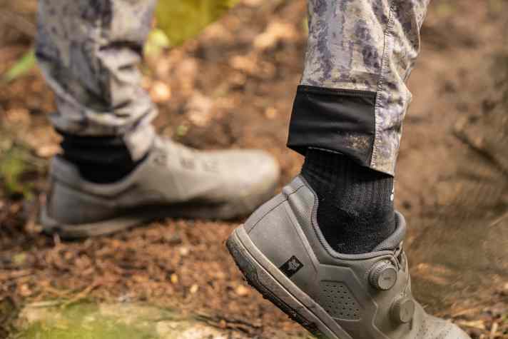 Elastische Einlagen erleichtern das Rein- und Rausschlüpfen der Dirt Pants.