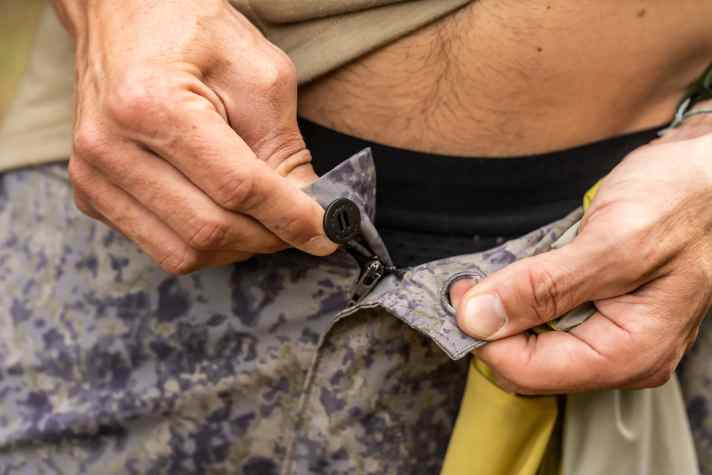 Oldschool? Patagonia vertraut auf den klassischen Knopf, statt Ratsche wie z.B. bei Ion oder Fox. Geschmackssache!