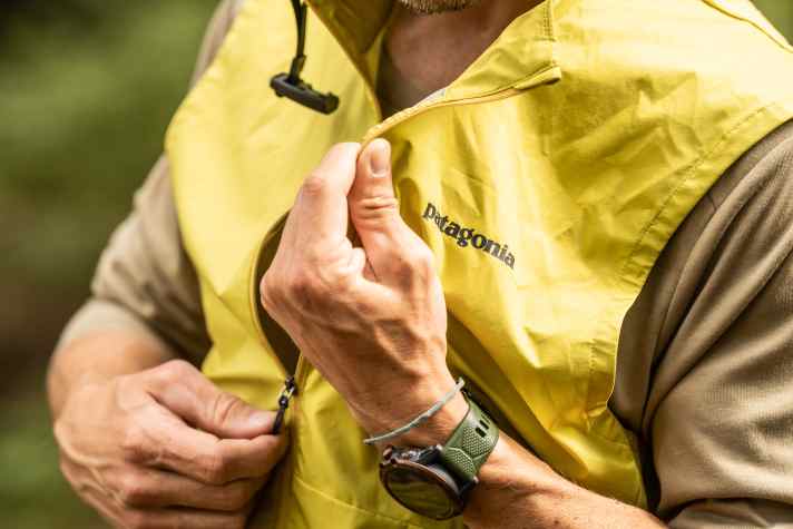 Thin, light, water-repellent, but not warm. But practical in combination with a merino jersey. The Trail Craft waistcoat in Bundle Green. Also available in black.