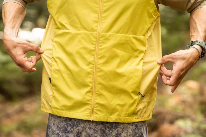 Rücken und Seiten bestehen aus Ripstop-Gewebe  (100% Recycling-Polyester). Etwas mehr Taillierung hätte mir gefallen.