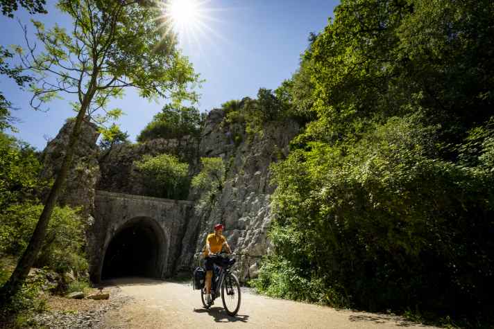 Die Radwege Dolce Via und Via Ardèche verlaufen beide mehr oder weniger steigungsfrei auf ehemaligen Bahntrassen.