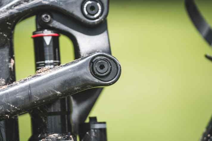 This flip chip allows the geometry to be trimmed to a 29er or mullet setup.