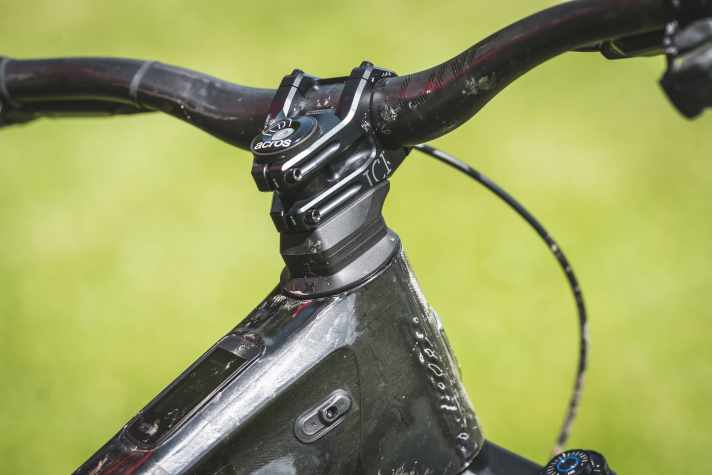 Full freedom of choice for cable routing: Through the headset, the six-pack stem or classically via the cable entries in the frame. The customer can route their cables as they wish.