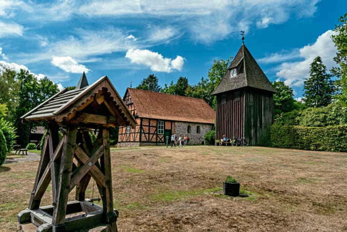 Typische Heidekirche mit freistehendem Glockenturm: die Kirche St. Magdalenen in Undeloh.