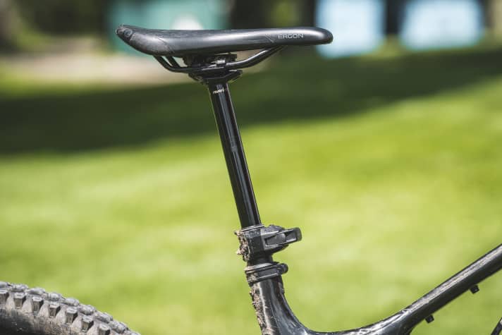 It's a pity that the 175 mm Reverb AXS seatpost can only just be lowered completely into the L-frame with a 430 mm seat tube. The insertion depth should be greater.