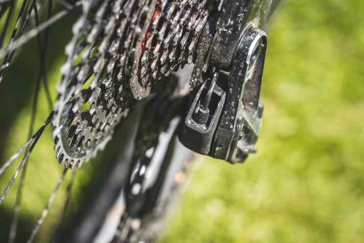 If you choose a wireless Sram drivetrain, the rear derailleur is powered directly from the TQ battery in the down tube.