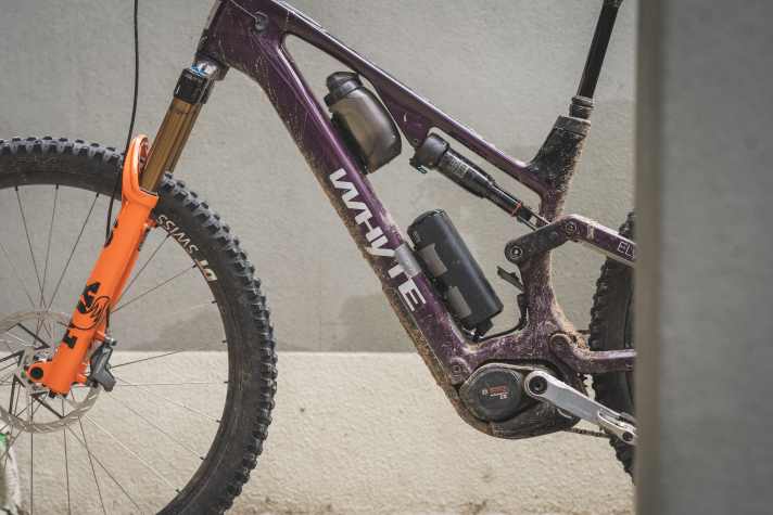 Full motor power, super light, yet enough battery capacity - and all this without sacrificing space for a water bottle in the frame triangle. The battery-motor combination of the Whyte Elyte redefines the riding dynamics of e-bikes, without compromising on everyday practicality.
