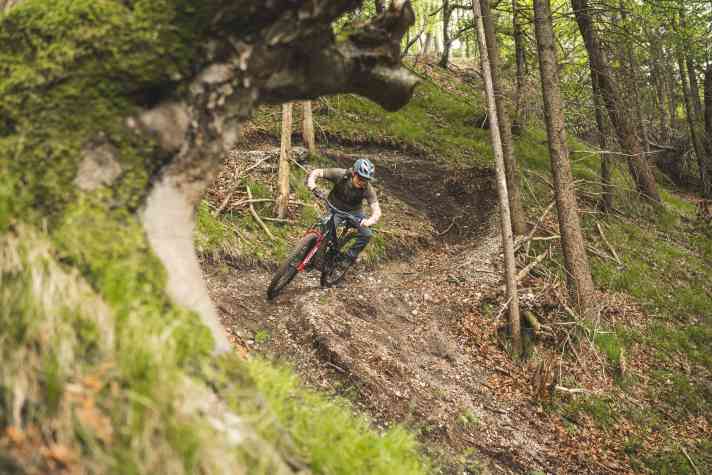 Auffällig ausgewogen: Die Radlastverteilung ist auf dem Propain Sresh SL absolut gelungen. Das macht das Handling richtig intuitiv und spaßig.