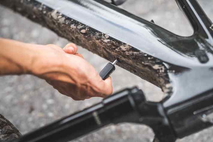 A single screw in the down tube secures the battery.