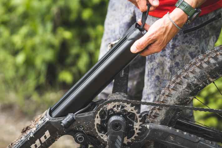 The downward removal of the battery is intended to save weight and works quite quickly and easily. At the lower end, the battery is clamped in the frame with a plastic clip. A retaining strap makes handling easier when removing the battery.