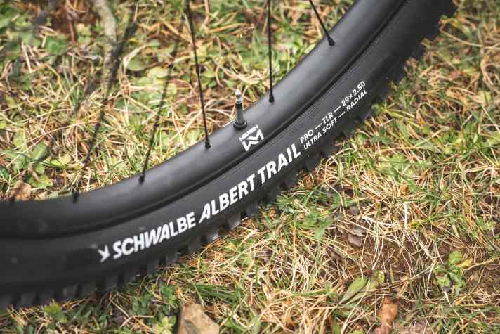 The super-soft rubber compound on the front tyre provides plenty of traction. At the rear, the thick Gravity carcass provides plenty of puncture protection.