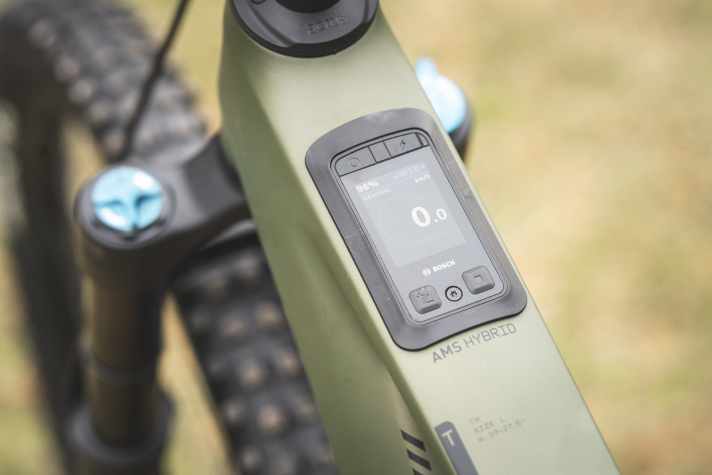 The Bosch Kiox 400C display provides a wealth of information and a navigation view. However, other manufacturers have managed to integrate it into the top tube more elegantly than Cube.