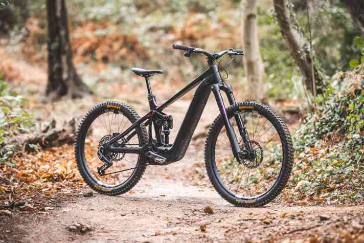 Das Pivot Shuttle LT Pro kostet 12 299 Euro - und ist damit noch nicht das Topmodell. Die Upsidedown-Gabel Fox Podium ist aber schon mit an Bord.