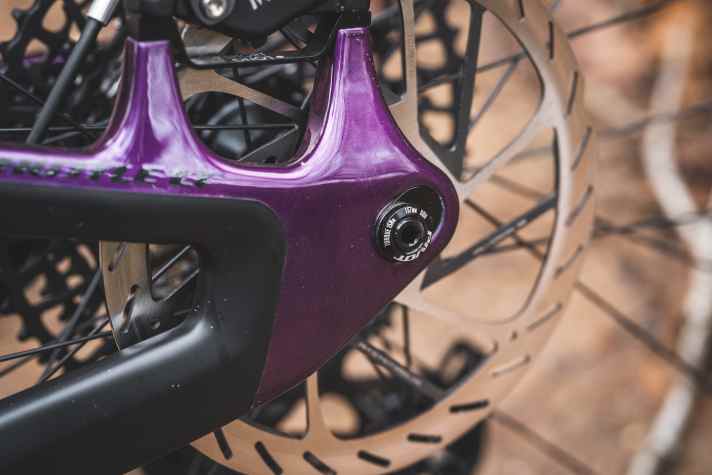 The chainstay length can be adjusted using this flip chip and a variable dropout on the drive side.