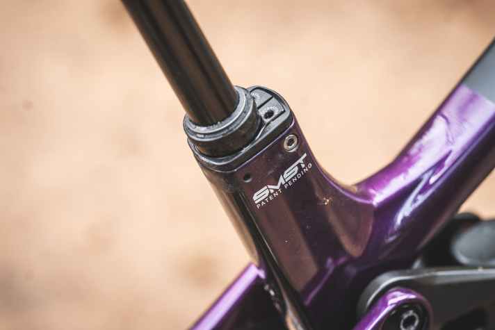 Pivot calls its seat angle adjustment the Slacky McSteepTube (SMST). The insert in the seat tube can be rotated so that the seatpost sits either at the front or rear, which significantly influences the effective seat angle.