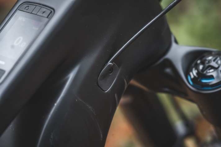 Die Züge laufen hinter dem Steuerrohr in den Rahmen.