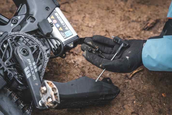 The battery can be pulled downwards out of the down tube. Three screws must be removed for this.