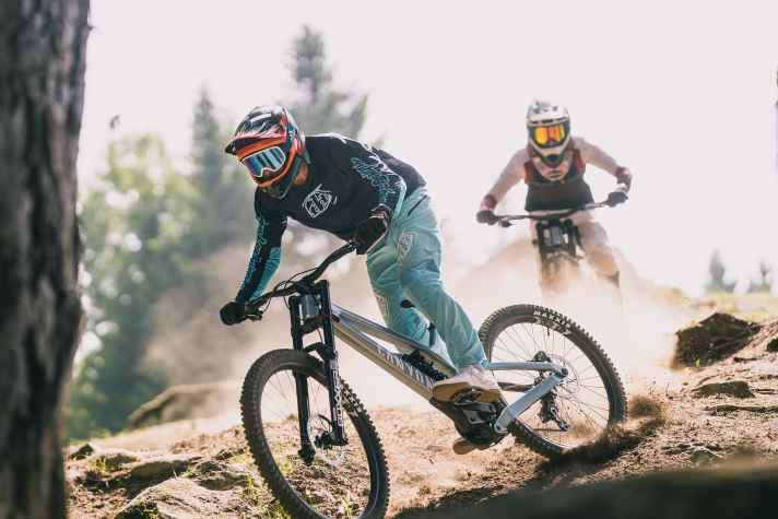With no other bike can you hold on like with these double bridge bikes. We say: definitely try it out. Because: Soooo cool!