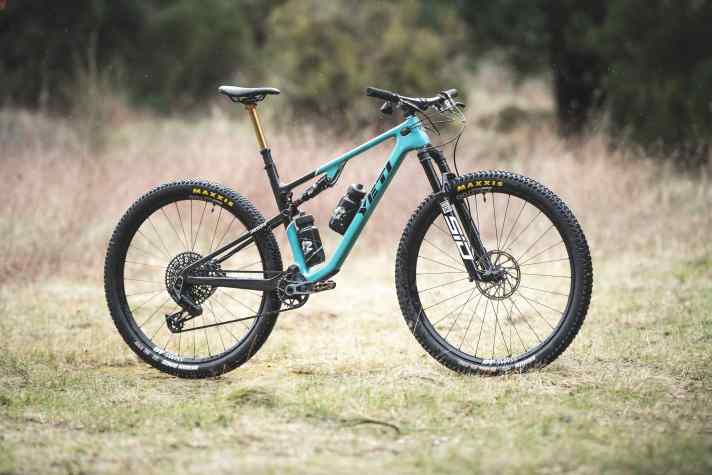 Farbe und Namen des Yeti ASR wecken gute Erinnerungen. Wir haben herausgefunden, ob das Racebike auch 2026 ganz vorne mitspielen kann.