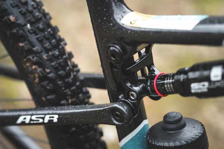 The rear linkage of the Yeti rear triangle is made of aluminium. Thanks to skilful CNC milling, it still weighs next to nothing. The ASR does not have a flip chip.