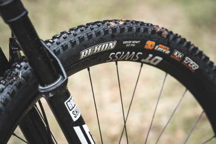 Only very few athletes are likely to choose a Maxxis Rekon tyre on race day: too heavy and too rough. The tyre is significantly more profiled than the Aspen model on the Giant. However, this also provides more safety, especially in wet conditions.