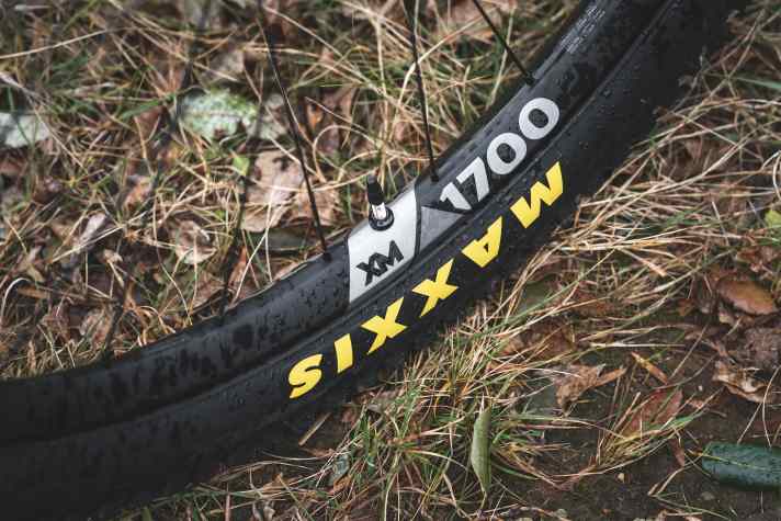 With low inertia, the DT-Swiss XM1700 aluminium wheels in the Yeti bike are not convincing. The manufacturer has made improvements for 2026.