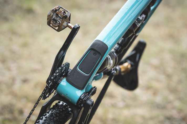 Despite weight optimisation, Yeti protects its bike with strong protectors. Just as well, because the high-quality Turq frame alone costs 4300 euros. There is also a service flap in the down tube for maintenance work.