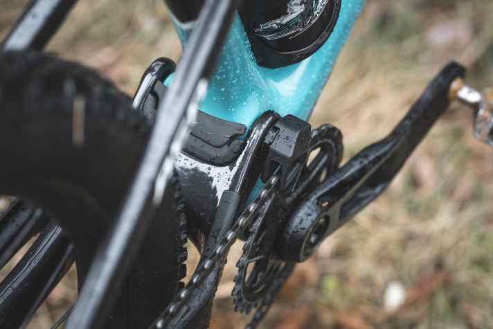 A specially developed chain guide keeps the drivetrain of the Yeti ASR in line even on rough terrain.