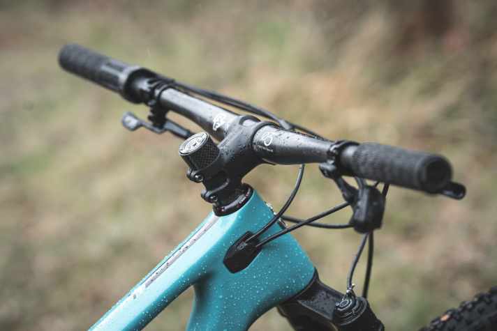 A two-piece control centre and a conventional internal cable routing make screwdrivers happy. The 35 mm handlebars are stiff and quite narrow at 730 millimetres.