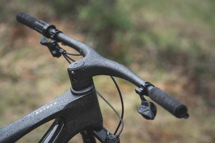 Race cockpit: Long and flat, the Giant Anthem Advanced SL stretches its rider over the bike.