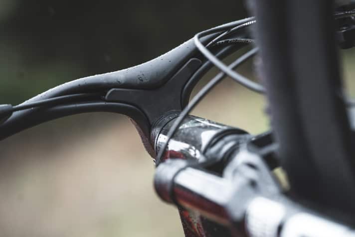 Elegant system integration: the cables disappear through the headset into the frame of the Giant Anthem Advanced SL.