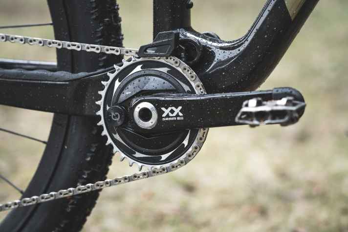 Top for training control and pacing in competition: the second most expensive bike in the Anthem Advanced SL family cannot do without a power meter. The Sram XX SL Transmission drivetrain is an absolute premium product.