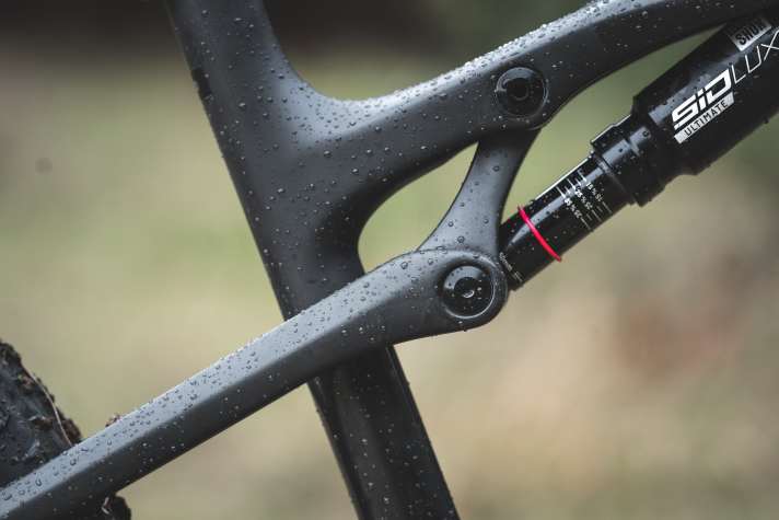 The linkage of the Anthem rear triangle is also made entirely of lightweight carbon fibre.